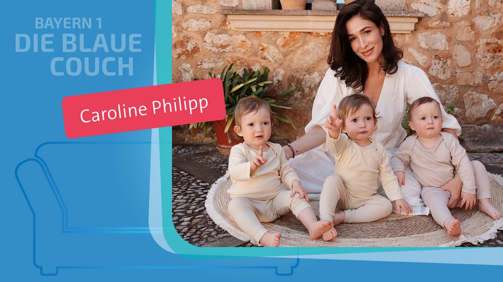 Sendungsgrafik der Blauen Couch mit Caroline Philipp und ihren Drillingen